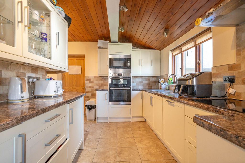 Property photo 2 of 39