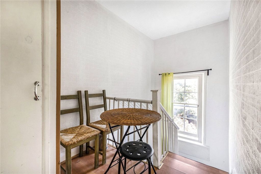 Property photo 2 of 10 Hallway