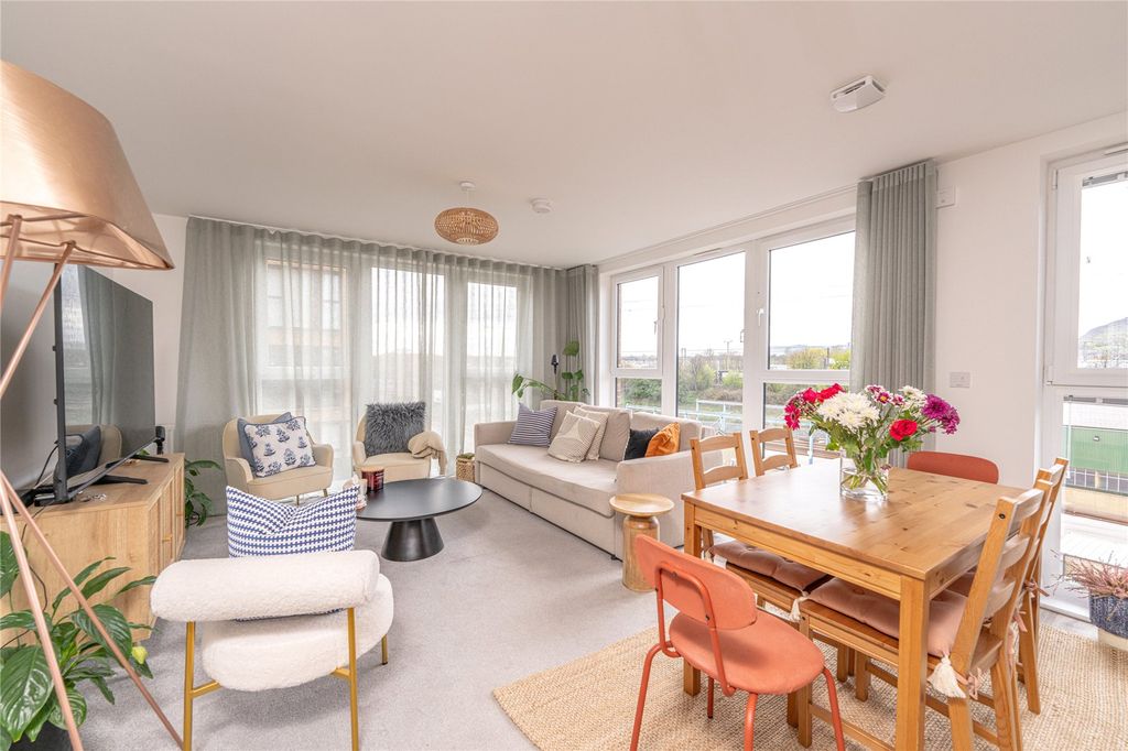 Property photo 2 of 17 Lounge/Kitchen