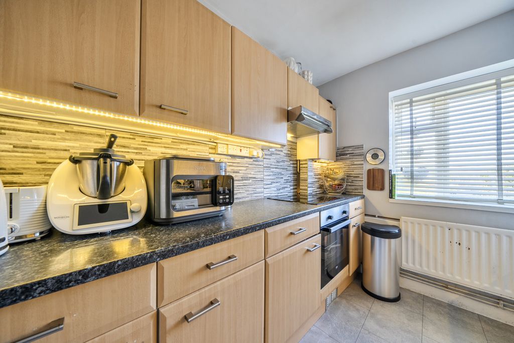 Property photo 3 of 10 Kitchen