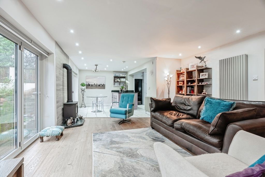 Property photo 3 of 40 Pbox-Img.Jpg