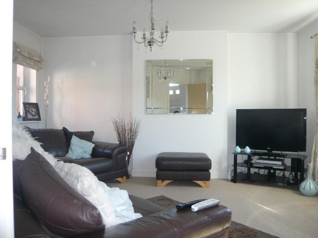 Property photo 3 of 11 Living Room