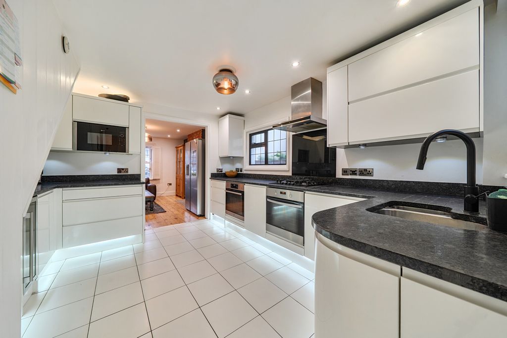 Property photo 3 of 31 Kitchen