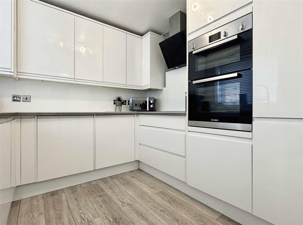 Property photo 3 of 17 Kitchen B.Jpg