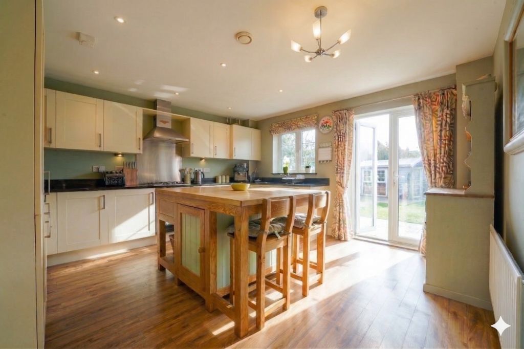 Property photo 3 of 27 Kitchen