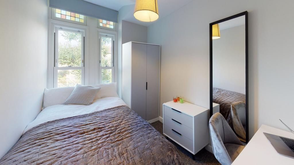 Property photo 3 of 14 A Bright And Modern Double Bedroom Featuring Ample...
