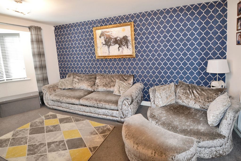 Property photo 3 of 17 Lounge