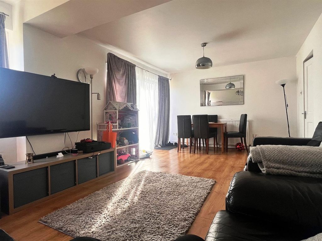 Property photo 2 of 11 Living3.Jpg