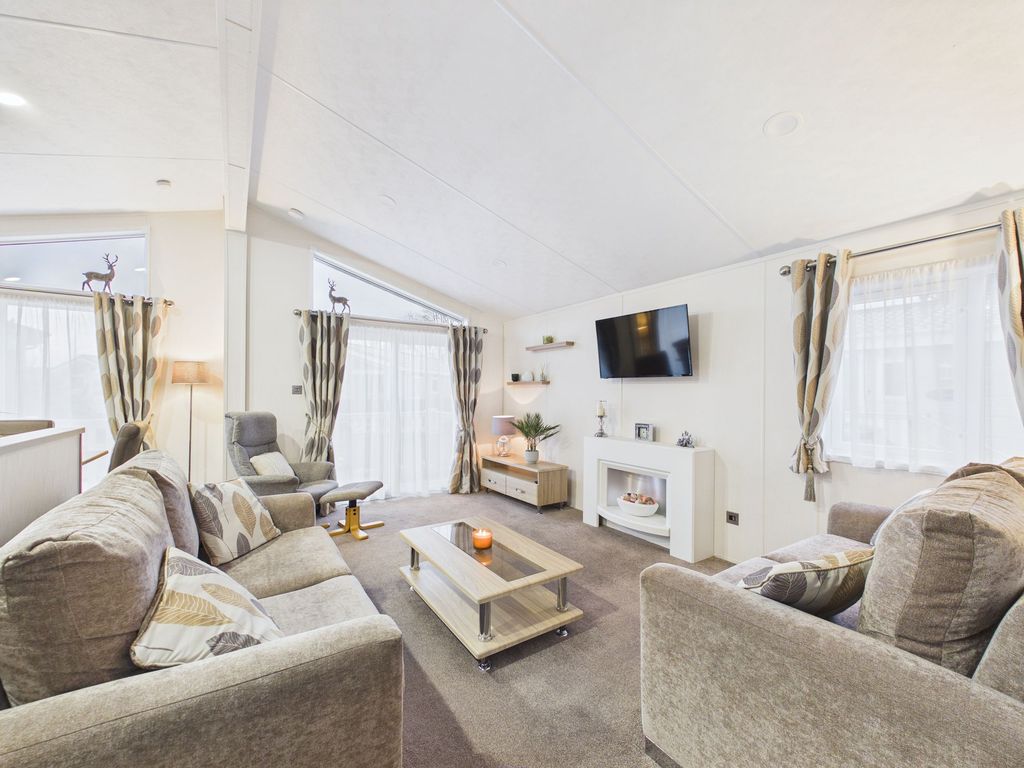 Property photo 2 of 18 Lounge