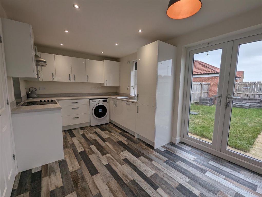 Property photo 2 of 11 Kitchen