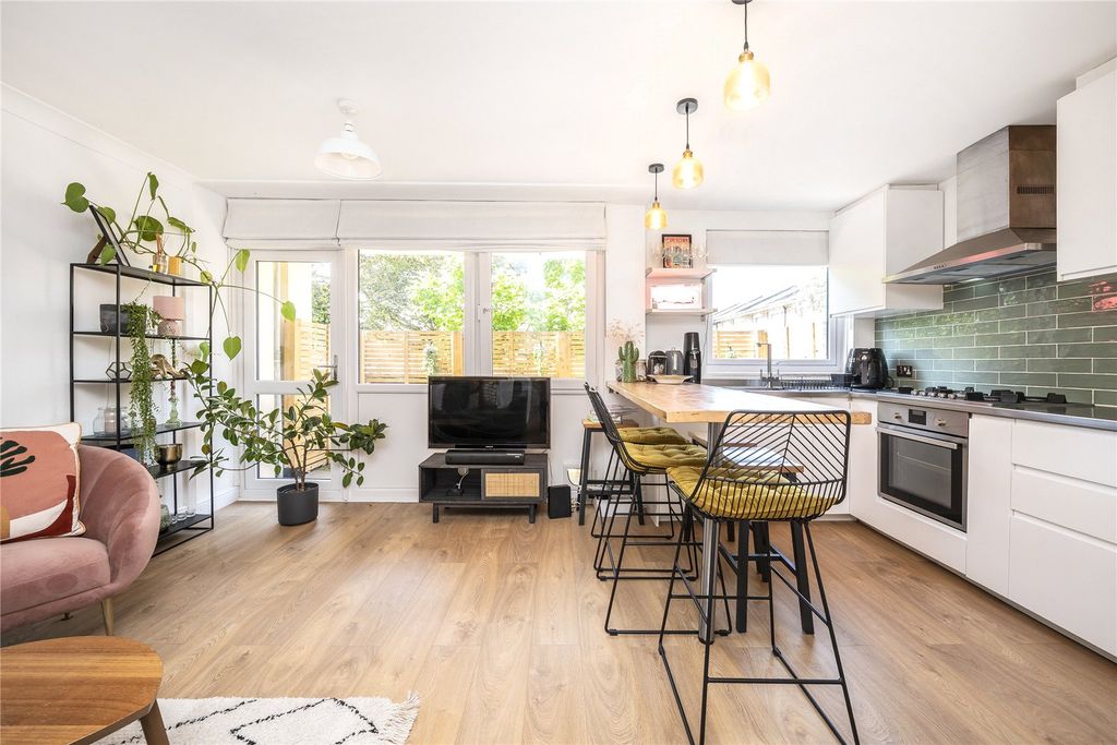 Property photo 1 of 16 Kitchen/Lounge