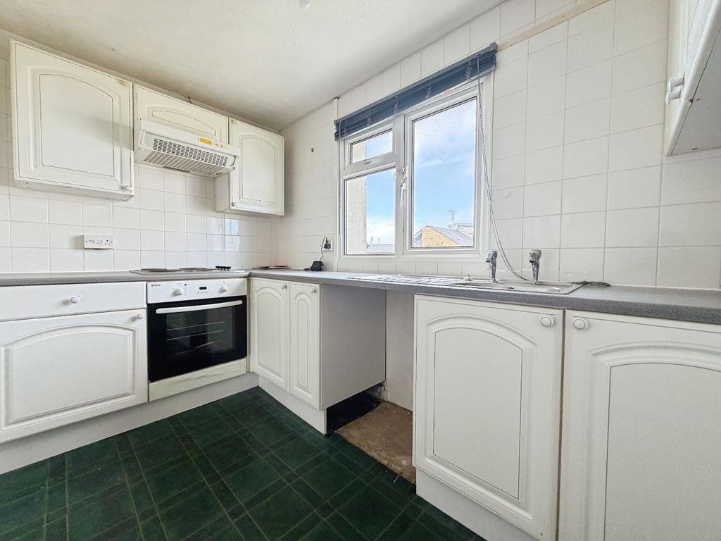 Property photo 3 of 8 Kitchen