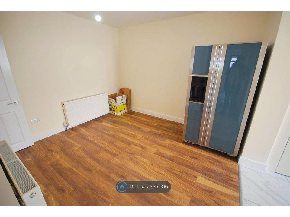 Property photo 3 of 10 Living