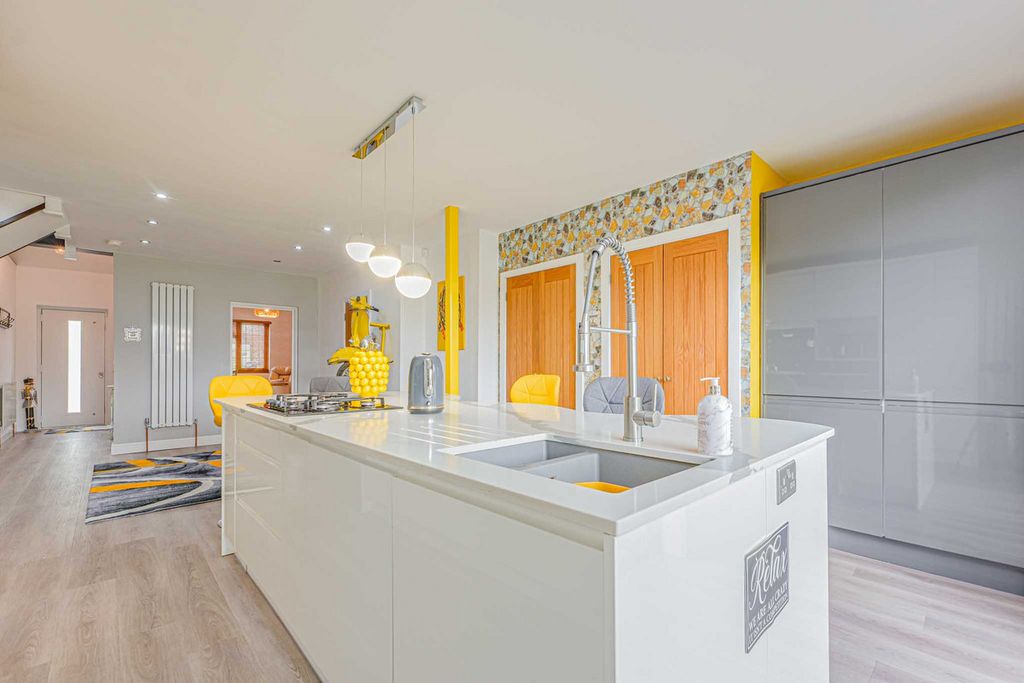 Property photo 2 of 33