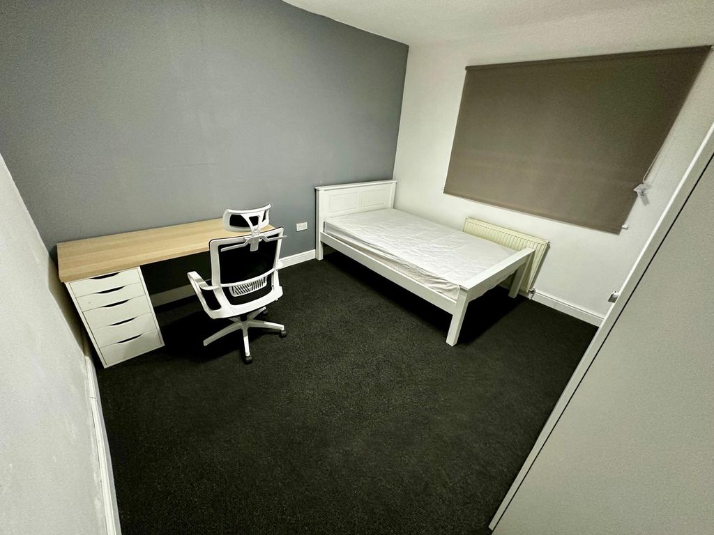 Property photo 3 of 8 Bed 1