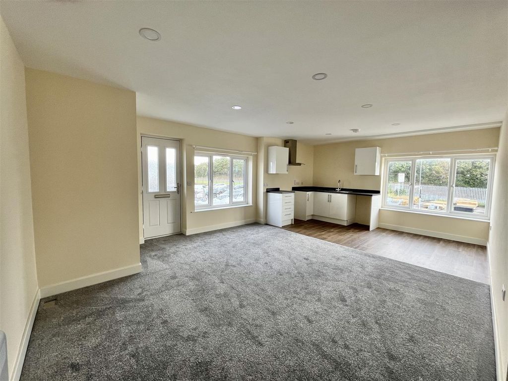 Property photo 1 of 7 Lounge/Kitchen
