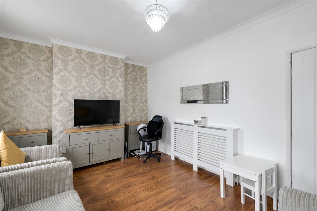 Property photo 3 of 6 Reception