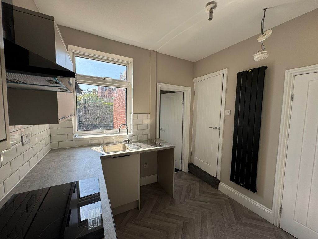 Property photo 1 of 15 2 Bedroomed Terraced House