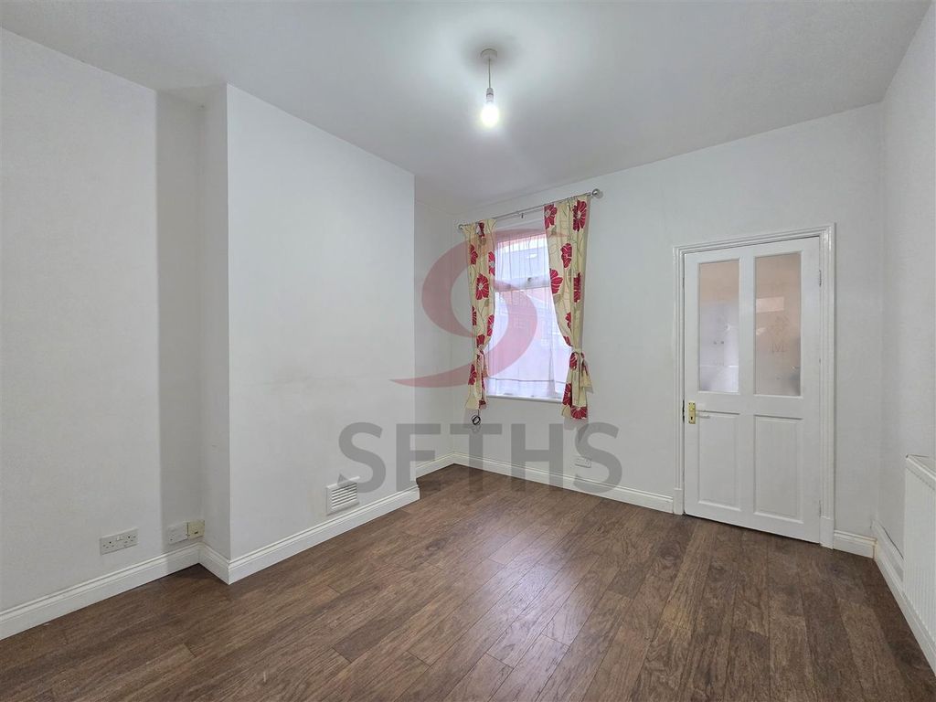Property photo 3 of 10 Dining Room