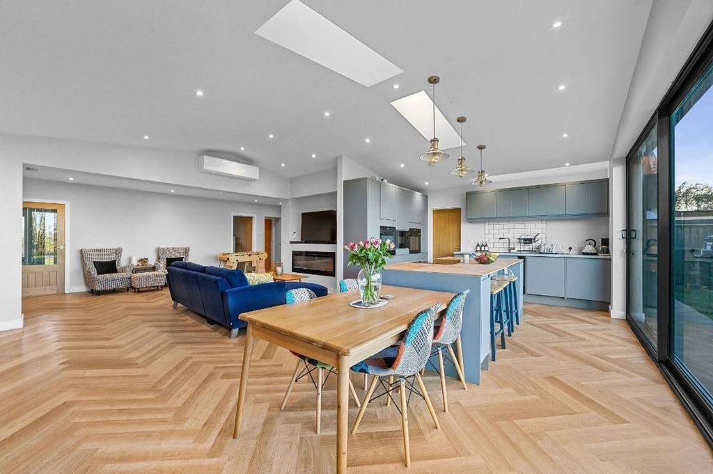 Property photo 2 of 26