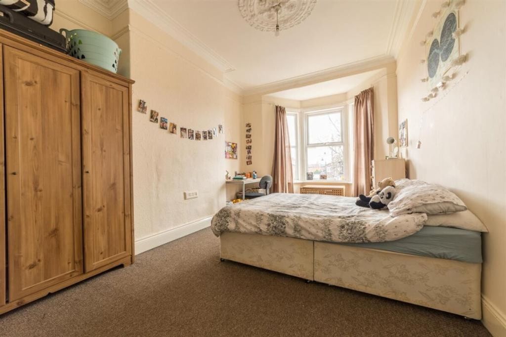 Property photo 3 of 6 A Spacious And Inviting Double Bedroom With Good N...