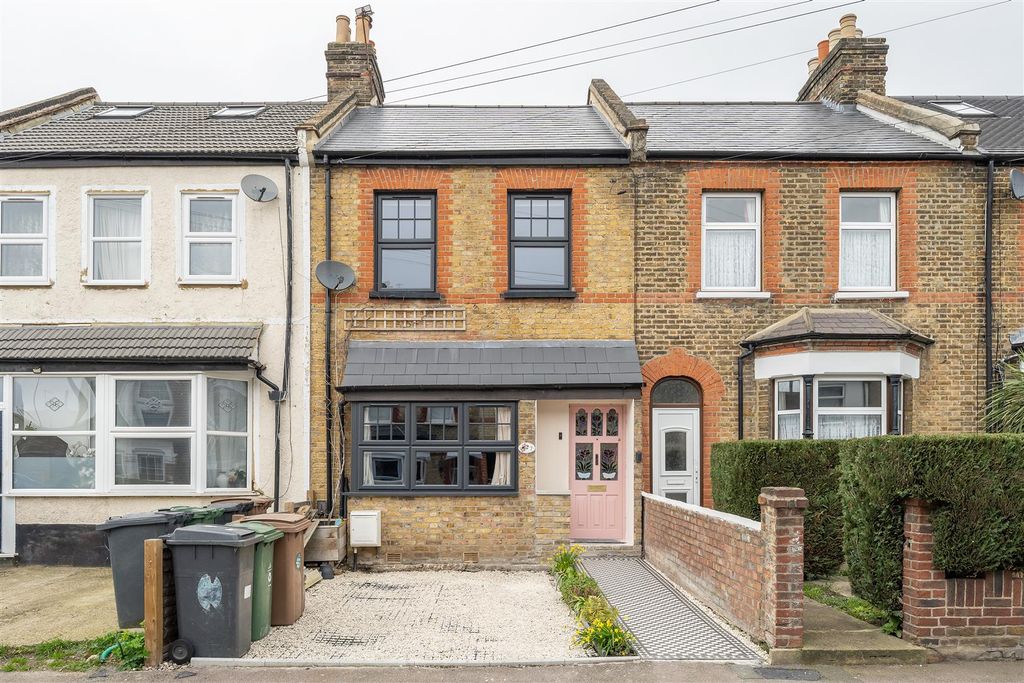 Property photo 1 of 32 Ainslie Wood Road, E4