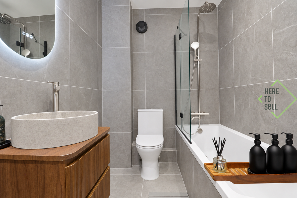 Property photo 3 of 18 Buchanan Close N21 - Bathroom1