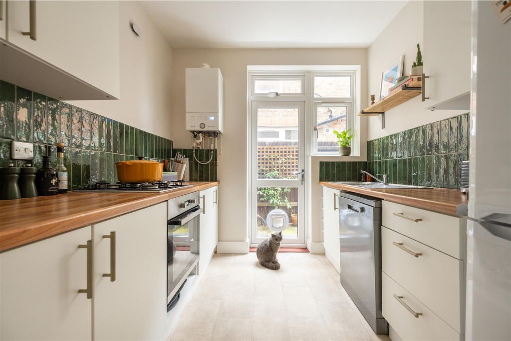 Property photo 3 of 21 Winns Avenue, E17