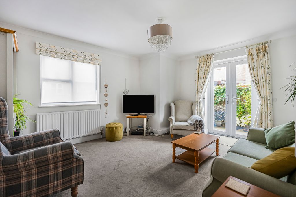 Property photo 3 of 11 Lounge