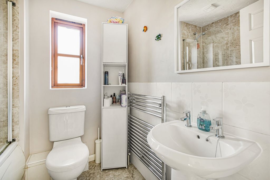 Property photo 2 of 12 8 Berrington Grove Bathroom