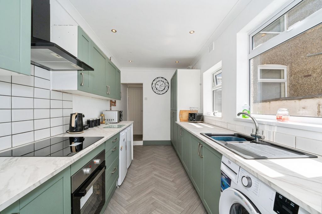 Property photo 3 of 17 Kitchen Pic 1