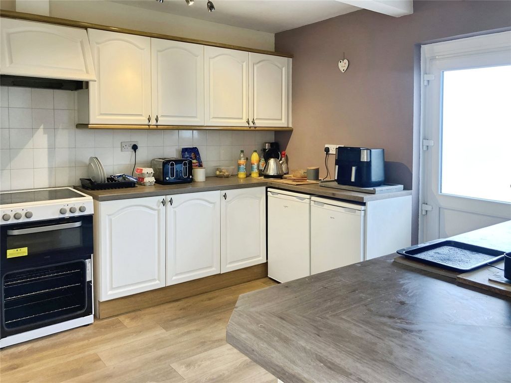 Property photo 2 of 10 Kitchen
