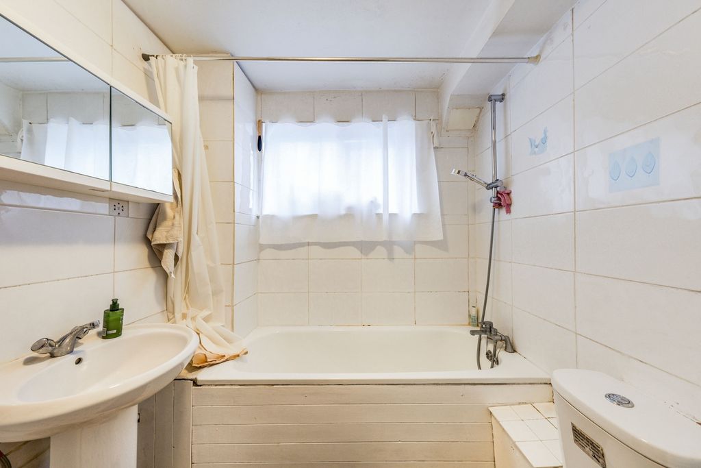 Property photo 3 of 10 Bathroom