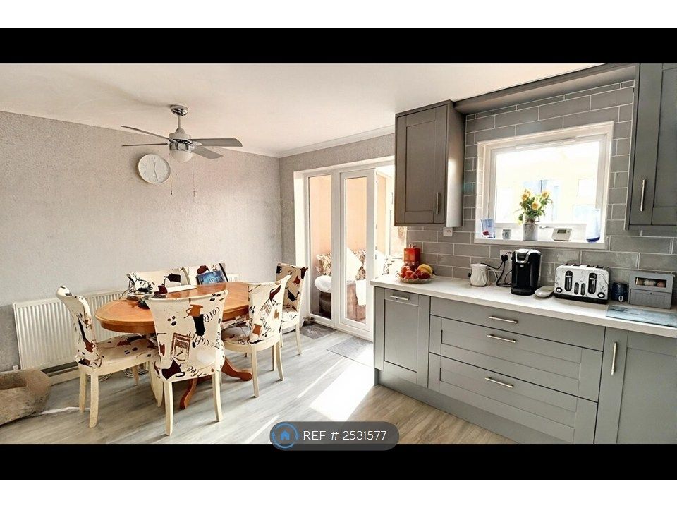Property photo 3 of 19 Kitchen 2
