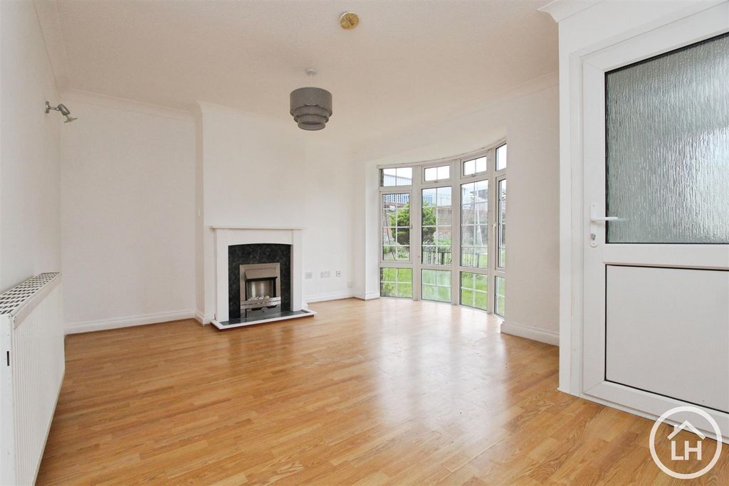 Property photo 2 of 8 Lounge