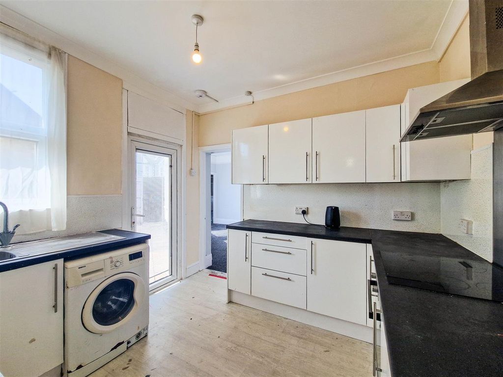 Property photo 3 of 12 Kitchen