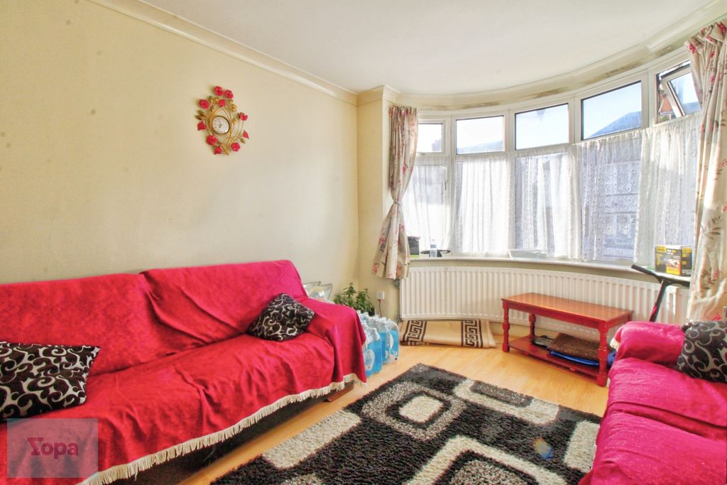 Property photo 3 of 16 A1c50Ba9-Lounge1