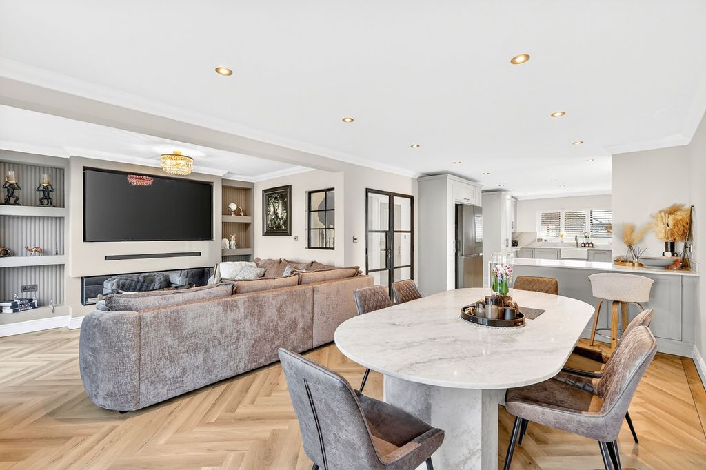 Property photo 2 of 35