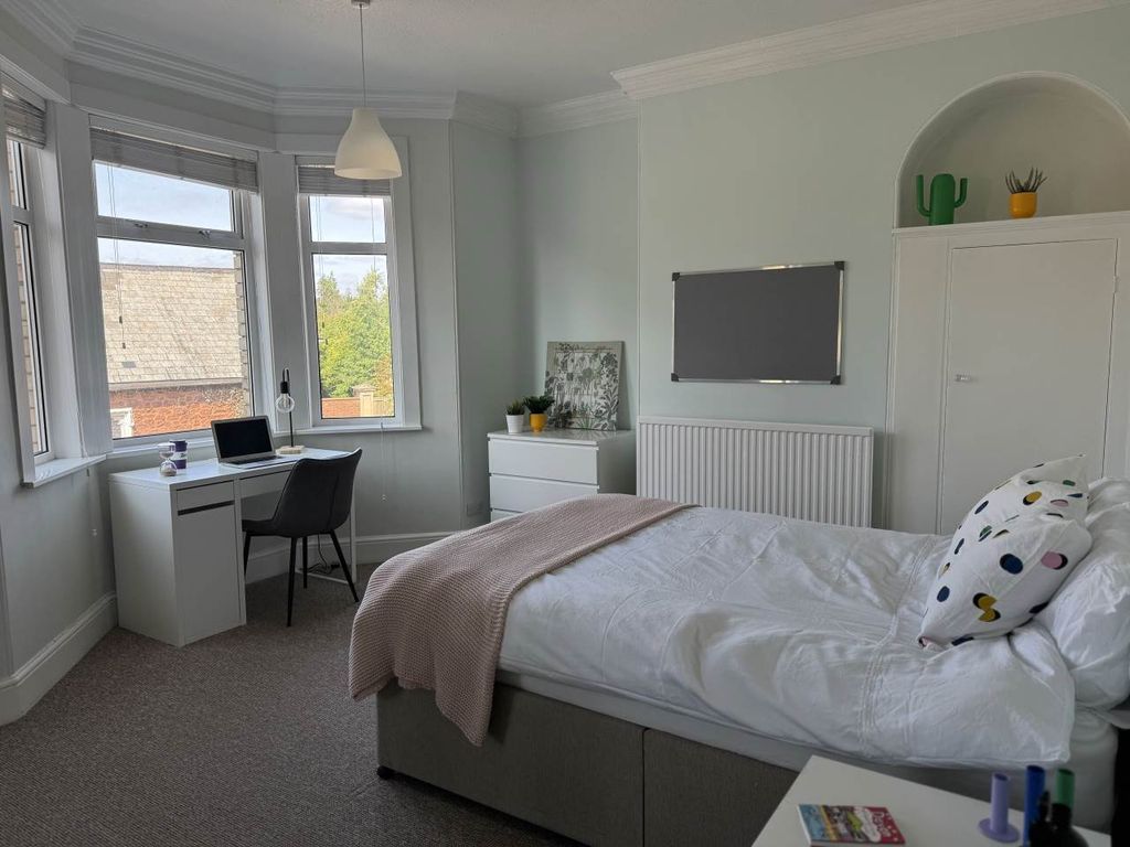 Property photo 1 of 14 Room 3