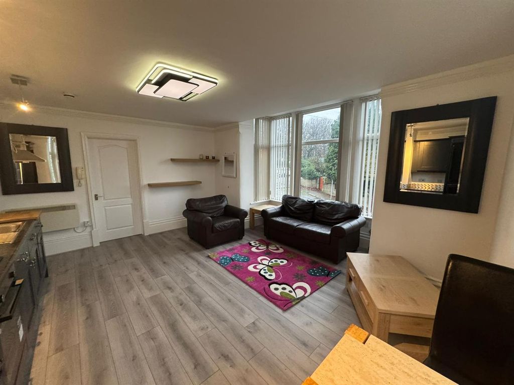 Property photo 3 of 16 Living Room/Kitchen