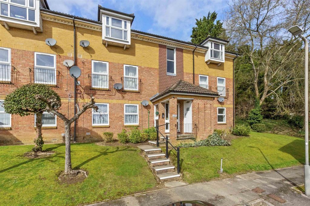 Property photo 1 of 14 28A Lower Furney Close, Hp13 6Xq (Low Res)-10.Jpg