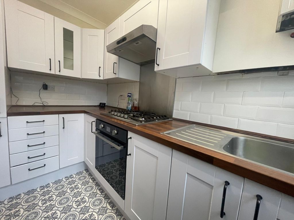 Property photo 3 of 12 Kitchen