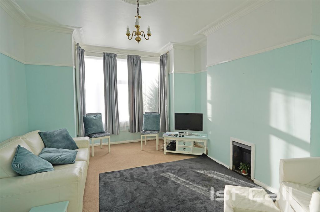 Property photo 2 of 12 Lounge