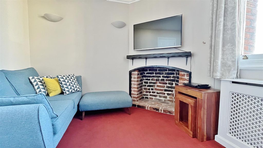 Property photo 3 of 14 Lounge