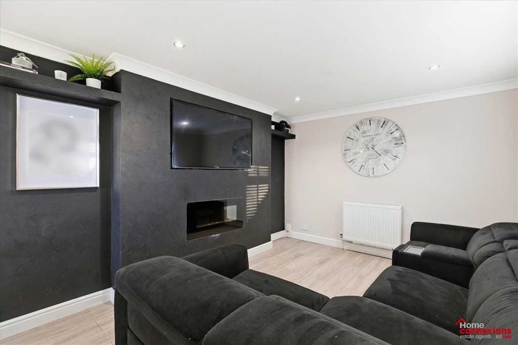 Property photo 2 of 31 Lounge Dining (1)