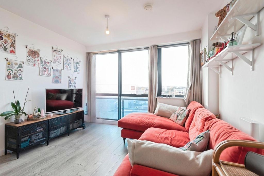 Property photo 3 of 18 Lounge