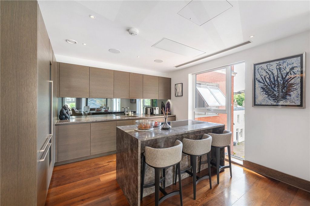 Property photo 3 of 17 Kitchen