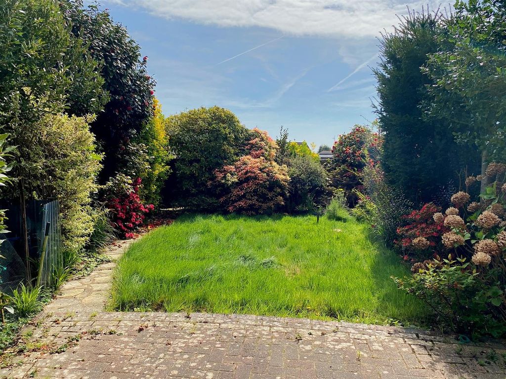 Property photo 2 of 12 2 Glebe Close - Garden.Jpg