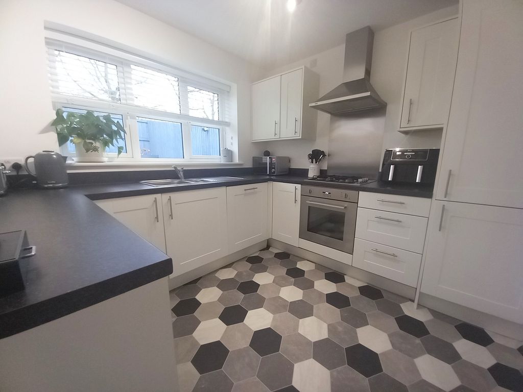 Property photo 2 of 19 Kitchen