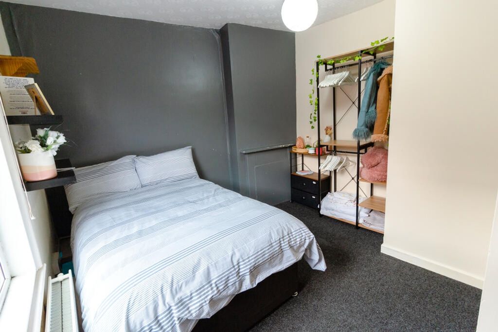Property photo 3 of 3 This Inviting Double Bedroom Features A Cozy Atmos...
